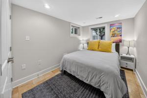 Crestwood Manor - An urban oasis with free parking