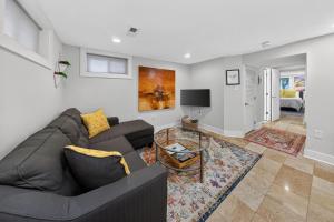 Crestwood Manor - An urban oasis with free parking
