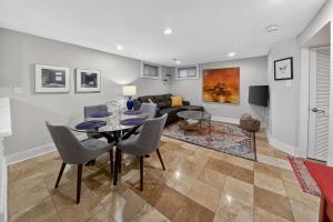 Crestwood Manor - An urban oasis with free parking