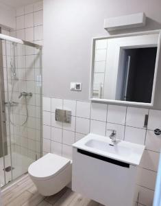 Apartments Holenderska with Free Parking