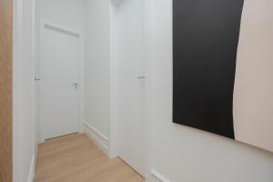 Spacious Apartment with 3 Bedrooms, Garden and Parking by Renters Prestige