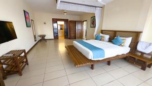 CityBlue Creekside Hotel & Suites