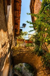 La Rocca Sospesa - Portico delle Foglie Apricale