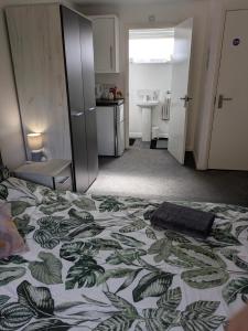 CORBY Town Double En-suite Room Off Shetland Way Near Rockingham Short & Longer stays for Couples or Singles Shared fully equipped kitchen