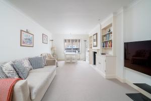 Bright Two-Bed Flat in Covent Garden: Serenity Meets Buzz
