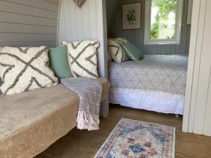 Nyth GLAMPING LOG POD, SLEEPS 4 NOBLE COURT HOLIDAY PARK PEMBROKESHIRE