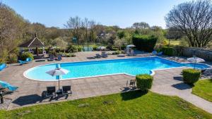 25 - The Sanctuary Pod with Hot Tub & Outdoor Pool