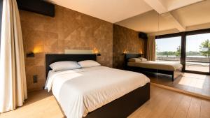 Antwerp Design Stay with Panoramic River Views