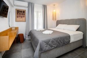 Emerald Apartment Next to the Sea, Elani