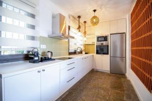 Emerald Apartment Next to the Sea, Elani