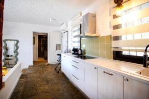 Emerald Apartment Next to the Sea, Elani