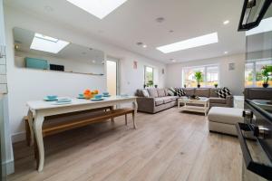 Newly Refurbished 7BR Cardiff Home Sleeps 14