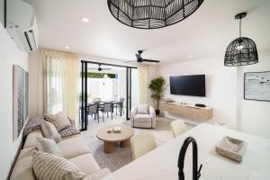 Walk to Beach New Elegant 3BR Villa with Pool