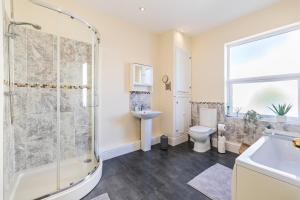Contractor ready 6 bed Home with Desks parking for multiple vans