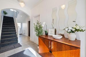 Contractor ready 6 bed Home with Desks parking for multiple vans