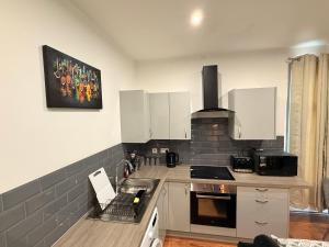 Colourful 2-Bed Flat Near Teesside Uni