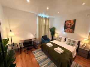 Colourful 2-Bed Flat Near Teesside Uni