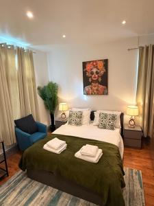 Colourful 2-Bed Flat Near Teesside Uni