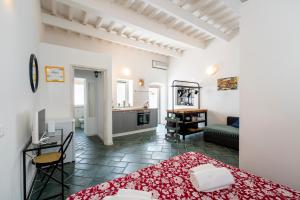GuestHost - Lovely & Central Studio with Terrace