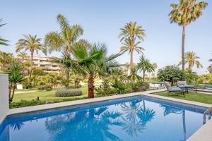 Luxury Beachfront Apt with Private Garden & Pool