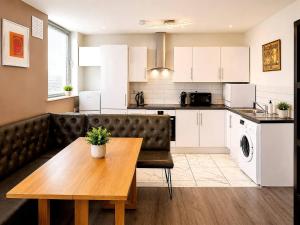 SidemerseyLivings - Rare & Accessible City View 2Bed Flat With Parking Walk 2 Docks