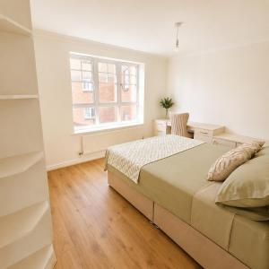 Elegant 3-BR Flat in Northampton near Town Centre