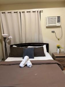 Bayfront Suite with Balcony & Manila Bay View, Fast WiFi, Netflix, Pool, Gym & Sauna, Near MOA, NAIA, PICC & Star City, WFH Ready
