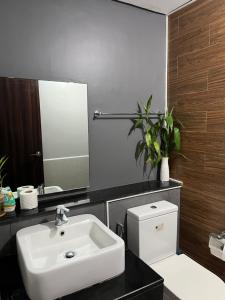 Bayfront Suite with Balcony & Manila Bay View, Fast WiFi, Netflix, Pool, Gym & Sauna, Near MOA, NAIA, PICC & Star City, WFH Ready