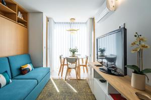 Tradition, Modernity & Light In Porto With Garage