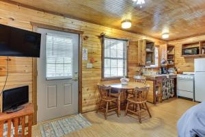 ‘Cedar Falls Cabins #6’: Hillside w Views!