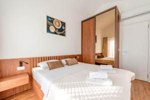 Elegant Seafront Apartment, Top Floor Oasis