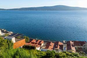 Elegant Seafront Apartment, Top Floor Oasis