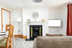 Central Basement Flat-Parking-By FabAccommodation