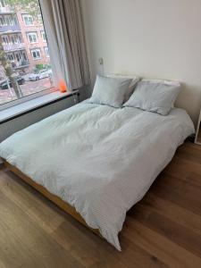 Cozy modern flat 15m from canals