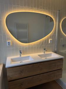 Cozy modern flat 15m from canals