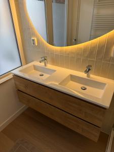 Cozy modern flat 15m from canals