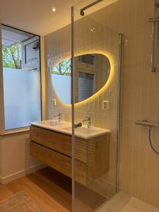 Cozy modern flat 15m from canals