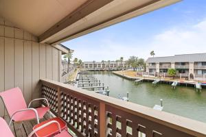 The Salty Seahorse Pet-Friendly Canal Retreat w Grill & Deck