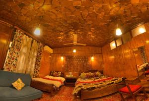 Dal lake freedom group of houseboats