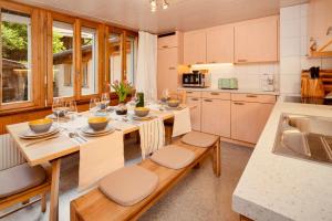 Staubbach View - Traditional Chalet Apartment