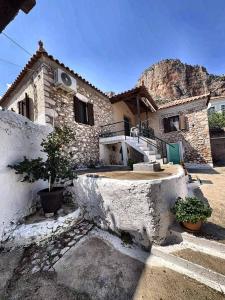 Leos Traditional Holiday House