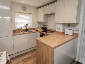22 Longstone Park