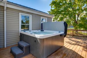 Wine Trail Retreat w Tiny Home & Hot Tub