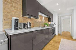 Central Soho 1-Bed - Brick Kitchen - Sleeps 4