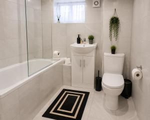 Modern Heathrow Apartment with Private Parking & Garden