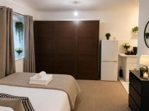 Modern Heathrow Apartment with Private Parking & Garden
