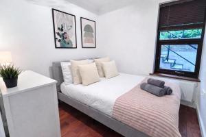 Crouch End 4BDR flat near Alexandra Palace & Hornsey with Private Balcony & Free Parking by Staylio London