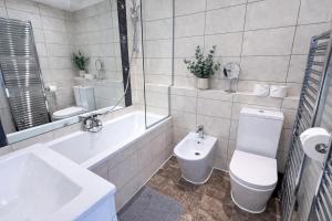 Crouch End 4BDR flat near Alexandra Palace & Hornsey with Private Balcony & Free Parking by Staylio London