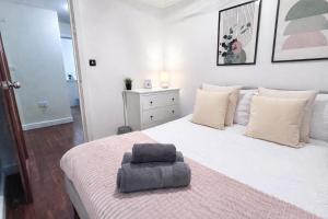 Crouch End 4BDR flat near Alexandra Palace & Hornsey with Private Balcony & Free Parking by Staylio London