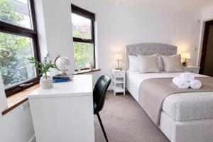 Crouch End 4BDR flat near Alexandra Palace & Hornsey with Private Balcony & Free Parking by Staylio London